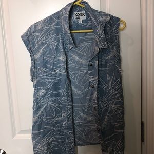 ♦️ Vans sleeveless button down ♦️